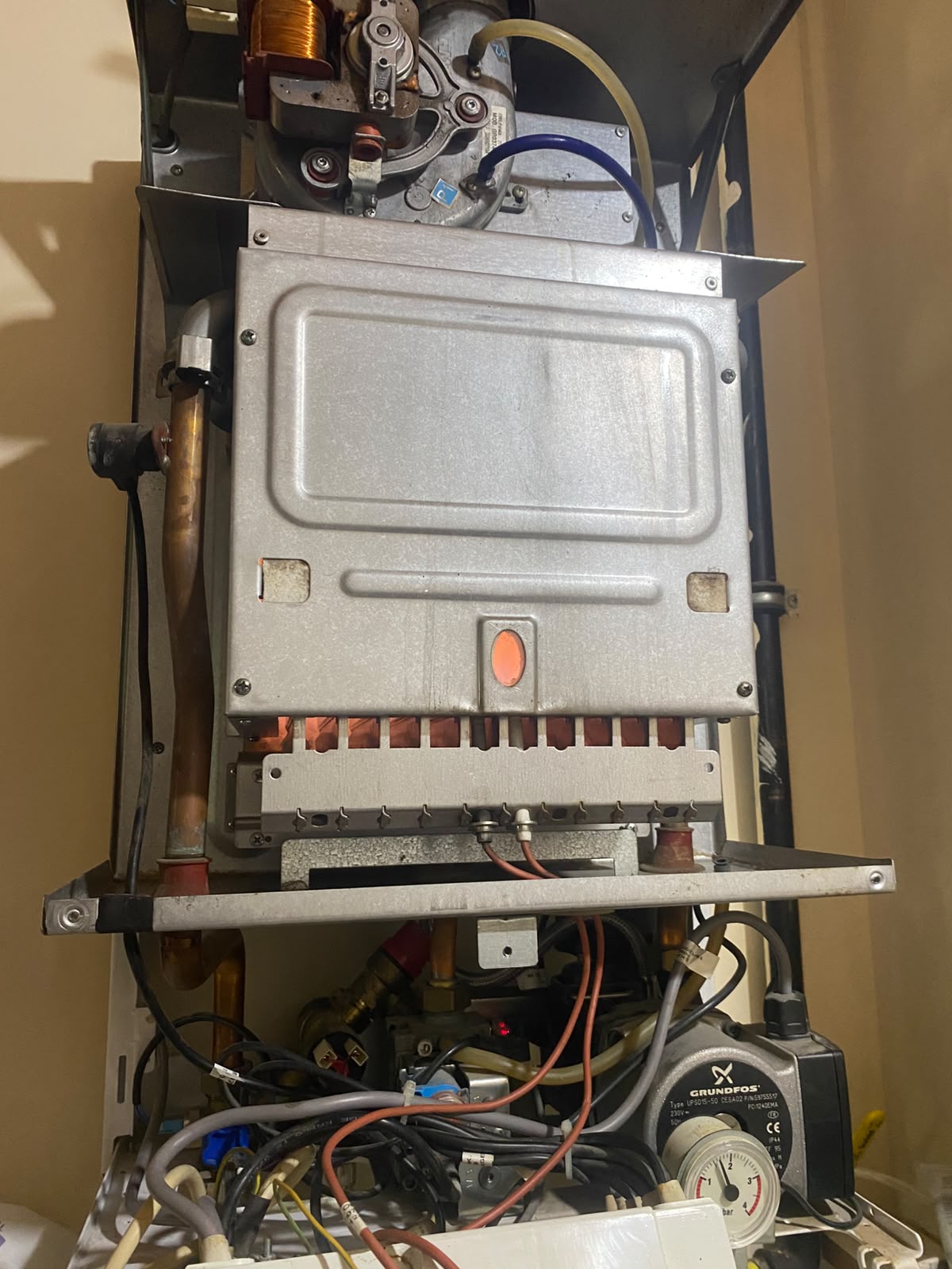 Servis arşivimizden kombinin iç bileşenleri ve sirkülasyon pompası.