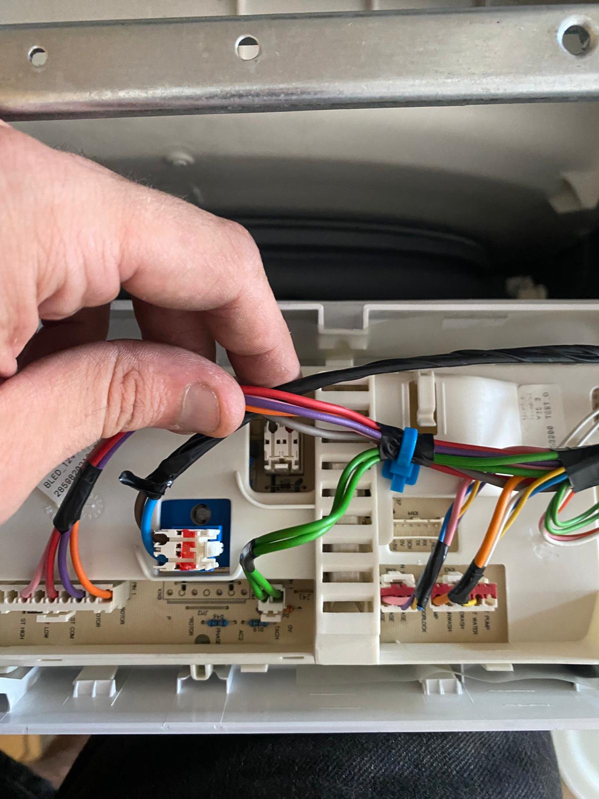 Gerçek çalışma — elektronik kart kontrolü.